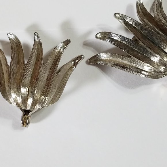 Tulip Absolutely Adorable Clip on Earrings - Picture 2 of 6